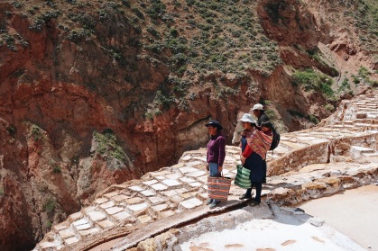Familia quechua trabajando su mina/Qechua family collecting salt