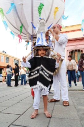 Un niño oaxaqueño preparándose para la Guelaguetza/A young boy getting ready for the Guelaguetza parade